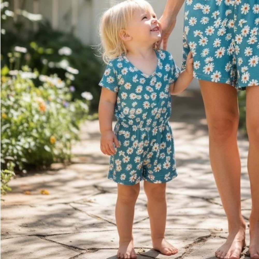 Bailey's Blossoms Girls 4T‎ Blue Daisy Floral Short Sleeve Snap Romper Pocket